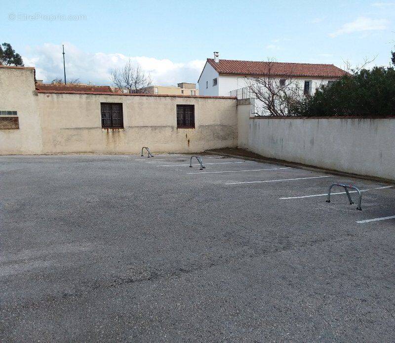 Photo 1 - Parking à SIX-FOURS-LES-PLAGES
