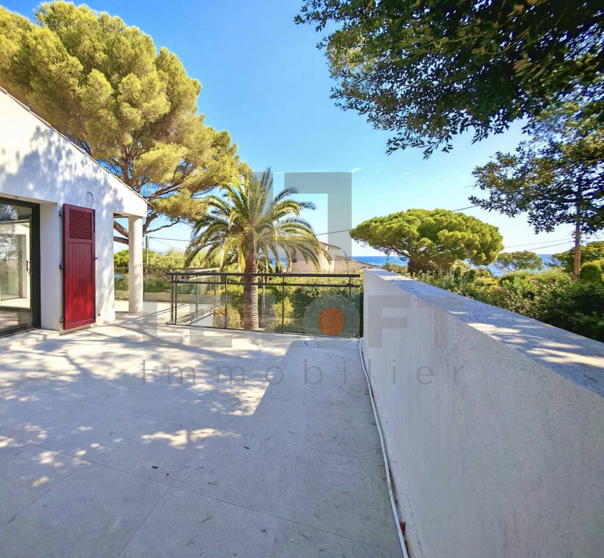 Appartement à ROQUEBRUNE-SUR-ARGENS