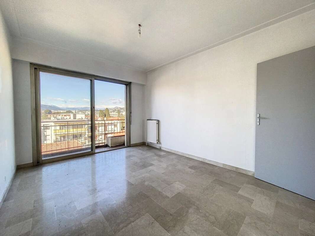 Appartement à SAINT-LAURENT-DU-VAR