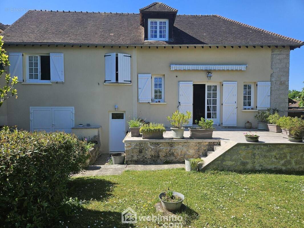 A découvrir une maison de charme de 97 m² habitables ! - Maison à SAINT-PIERRE-LES-NEMOURS