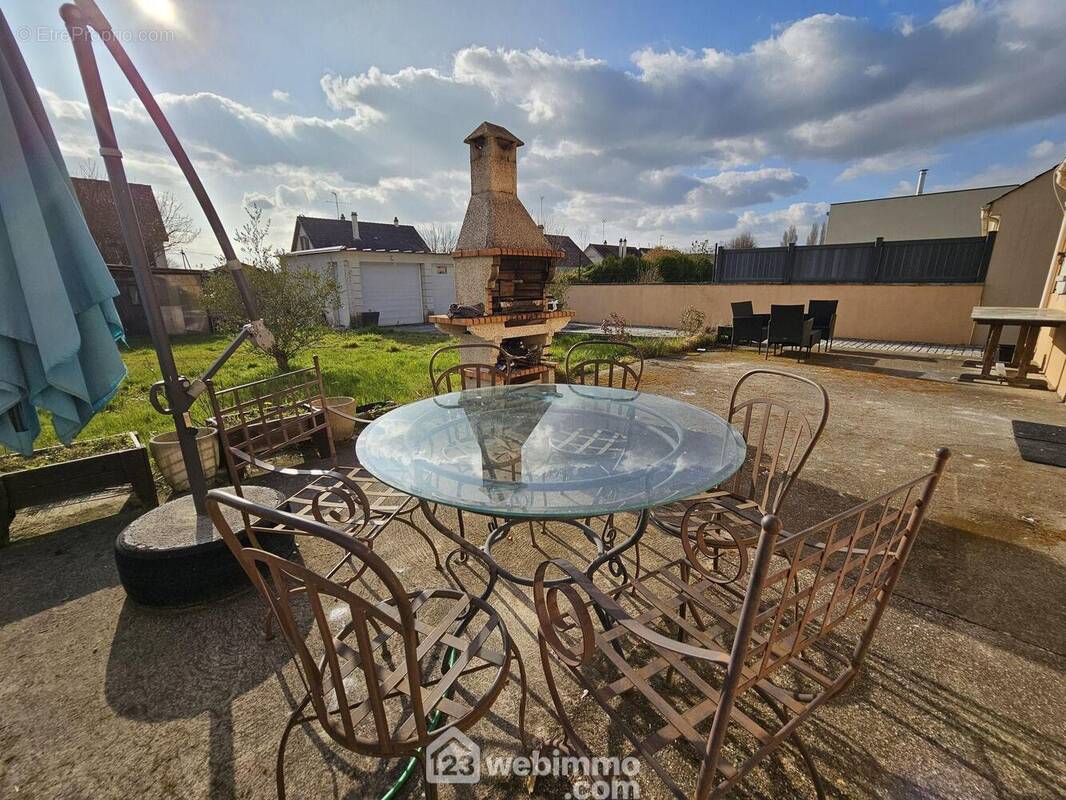 Une grande terrasse avec son barbecue. Exposition Sud ! - Maison à MONTIGNY-SUR-LOING