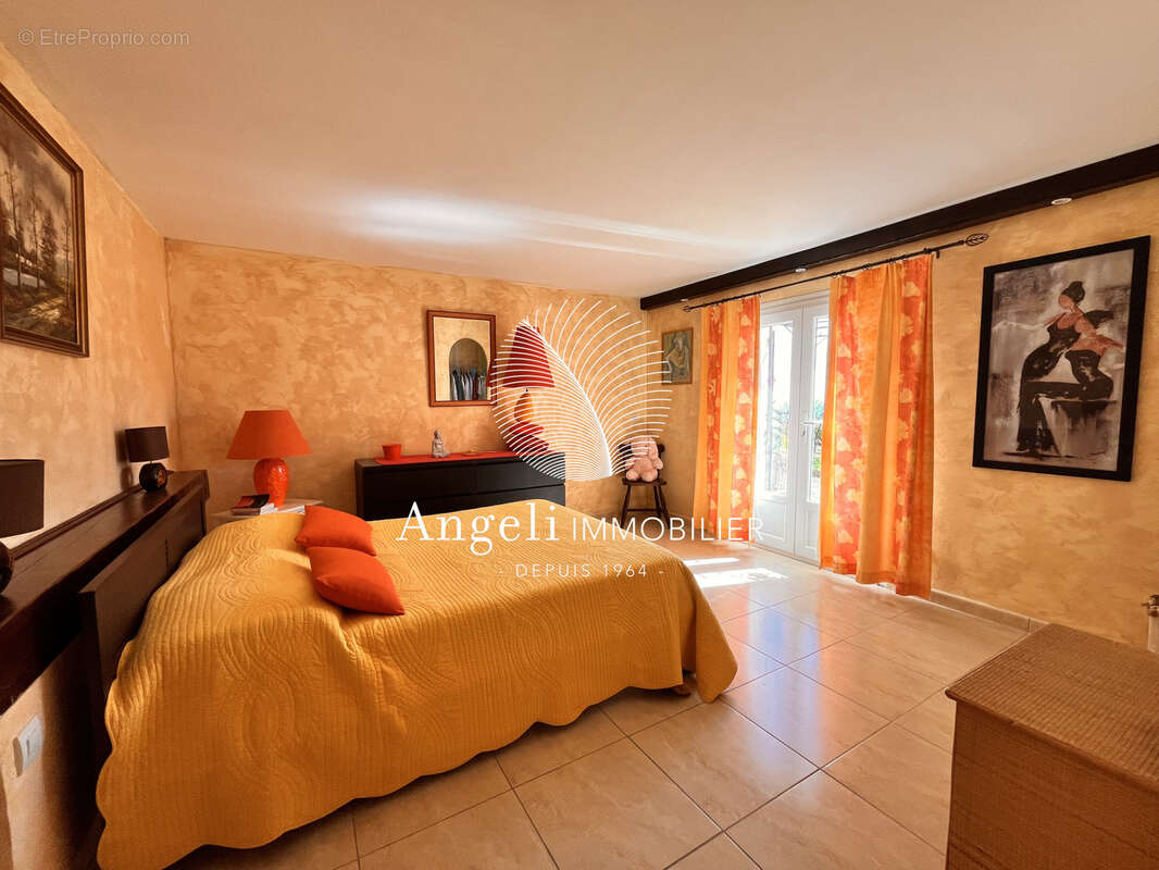 Maison à ROQUEBRUNE-SUR-ARGENS