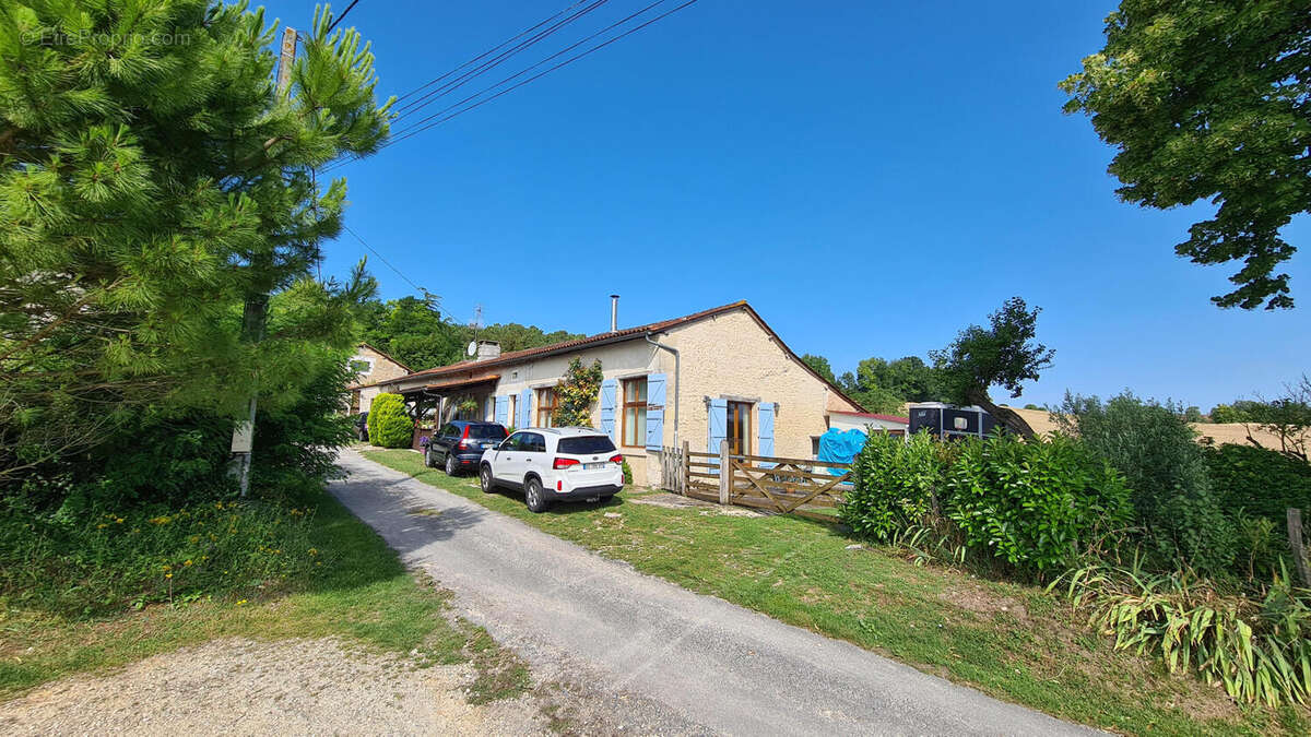 Charente country house with pool for sale . maison - Maison à AUBETERRE-SUR-DRONNE