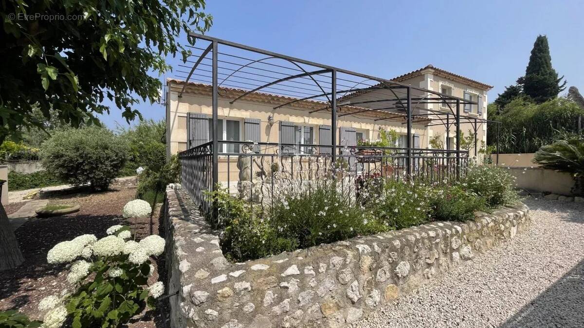 Maison à MOURIES