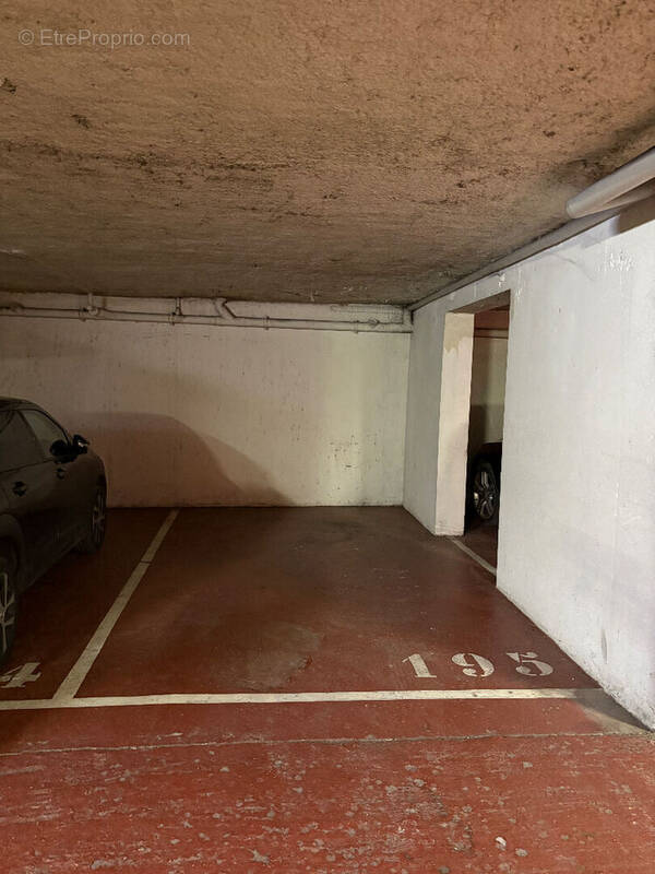 Parking à PARIS-7E