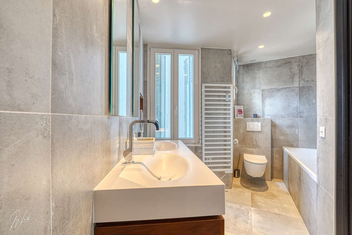 Appartement à PARIS-8E