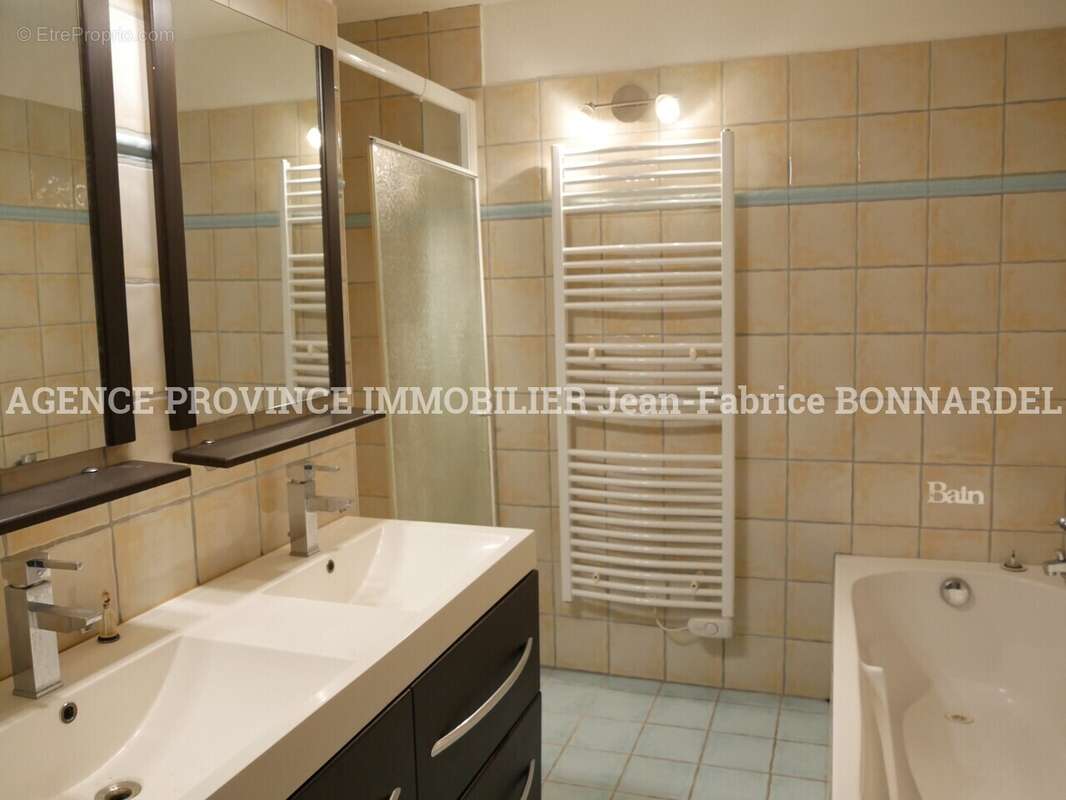 Appartement à SUZE-LA-ROUSSE