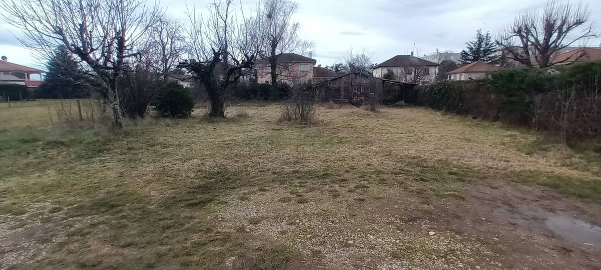 Terrain à CHARVIEU-CHAVAGNEUX