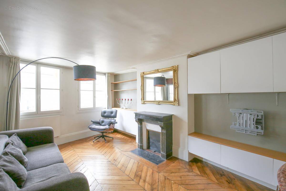 Appartement à PARIS-1E