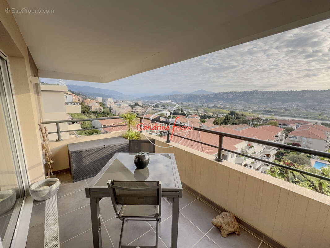 Appartement à SAINT-LAURENT-DU-VAR