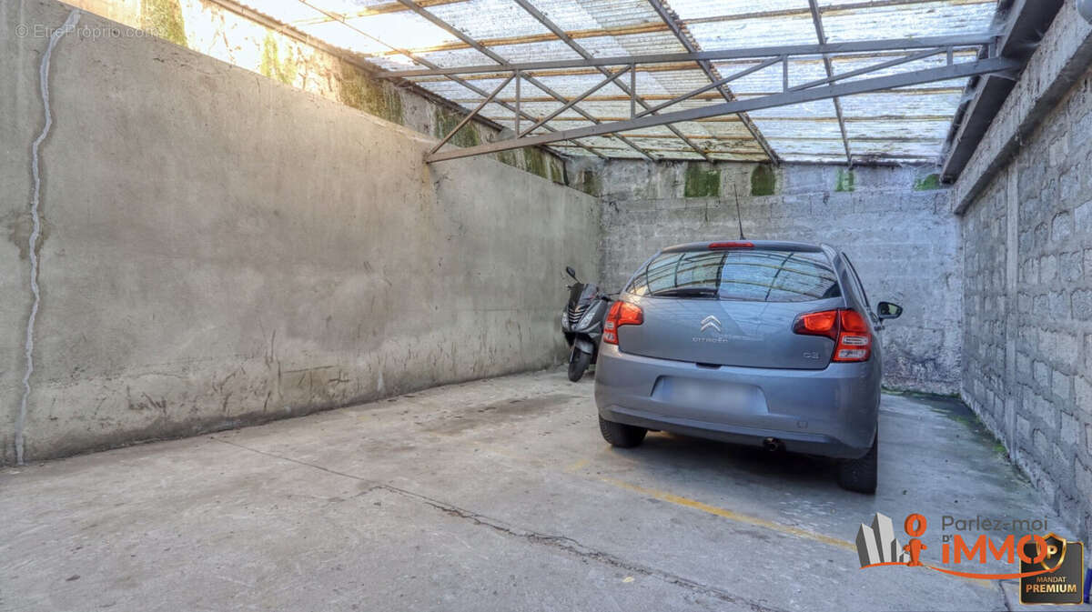 Parking à UNIEUX