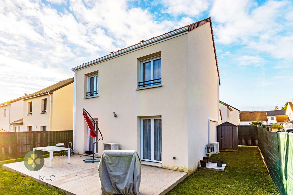 Maison à LA QUEUE-LES-YVELINES