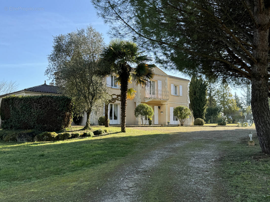 Maison à BARBEZIEUX-SAINT-HILAIRE