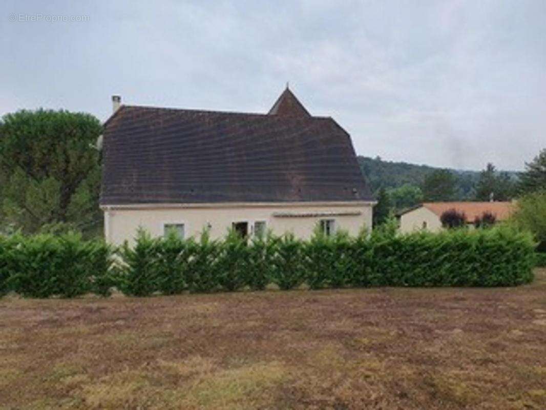 Maison à JAVERLHAC-ET-LA-CHAPELLE-SAINT-ROBERT