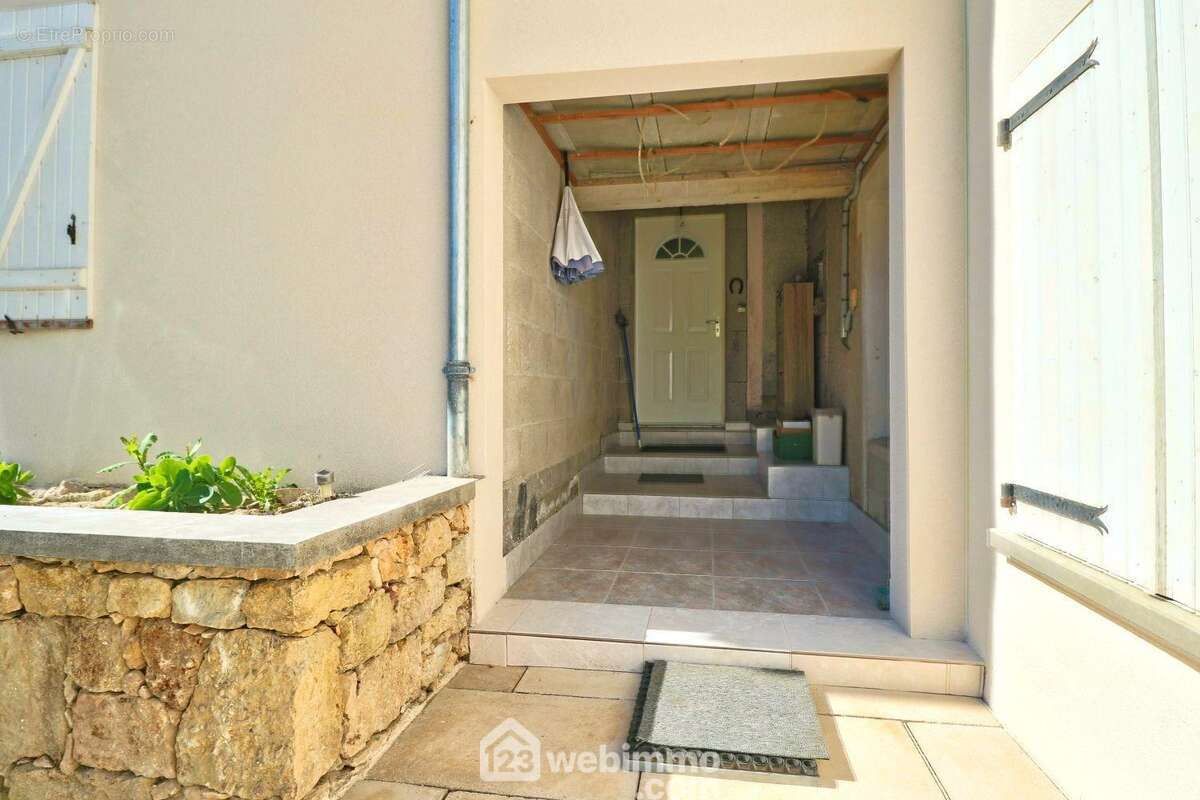L&#039;entrée couverte, - Maison à CELLE-LEVESCAULT