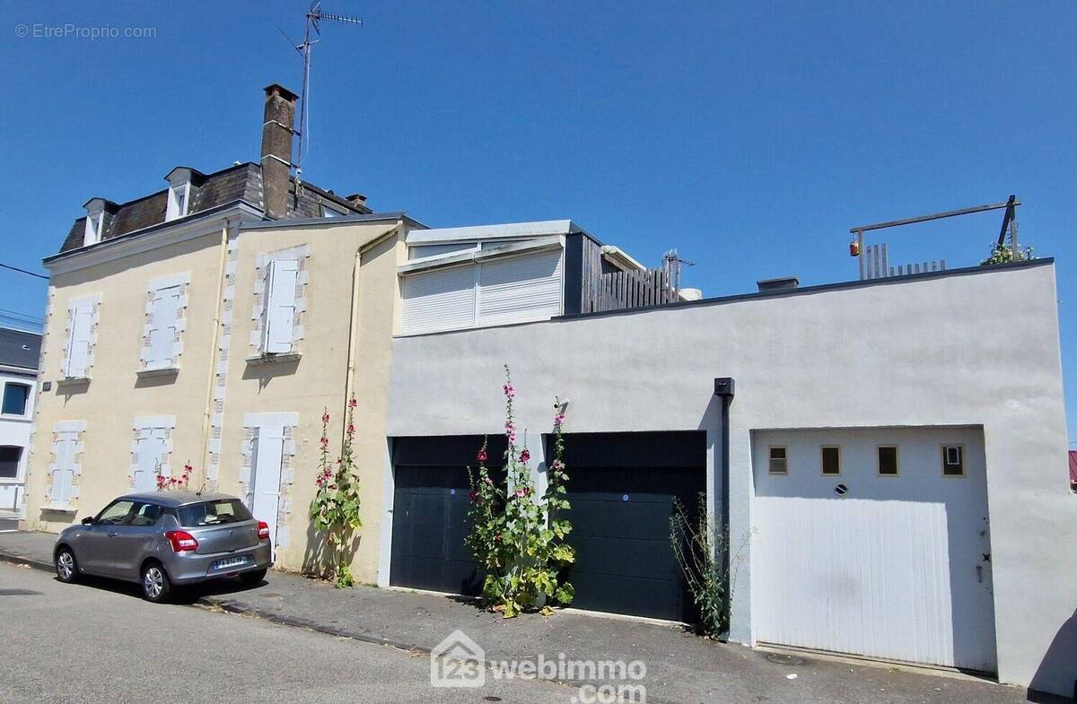 Façade rue avec les 3 garages, la terrasse au-dessus, la maison dans la continuité (studio au rez-de-chaussée). - Maison à LA ROCHE-SUR-YON