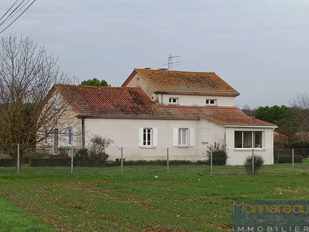 Maison à ROULLET-SAINT-ESTEPHE