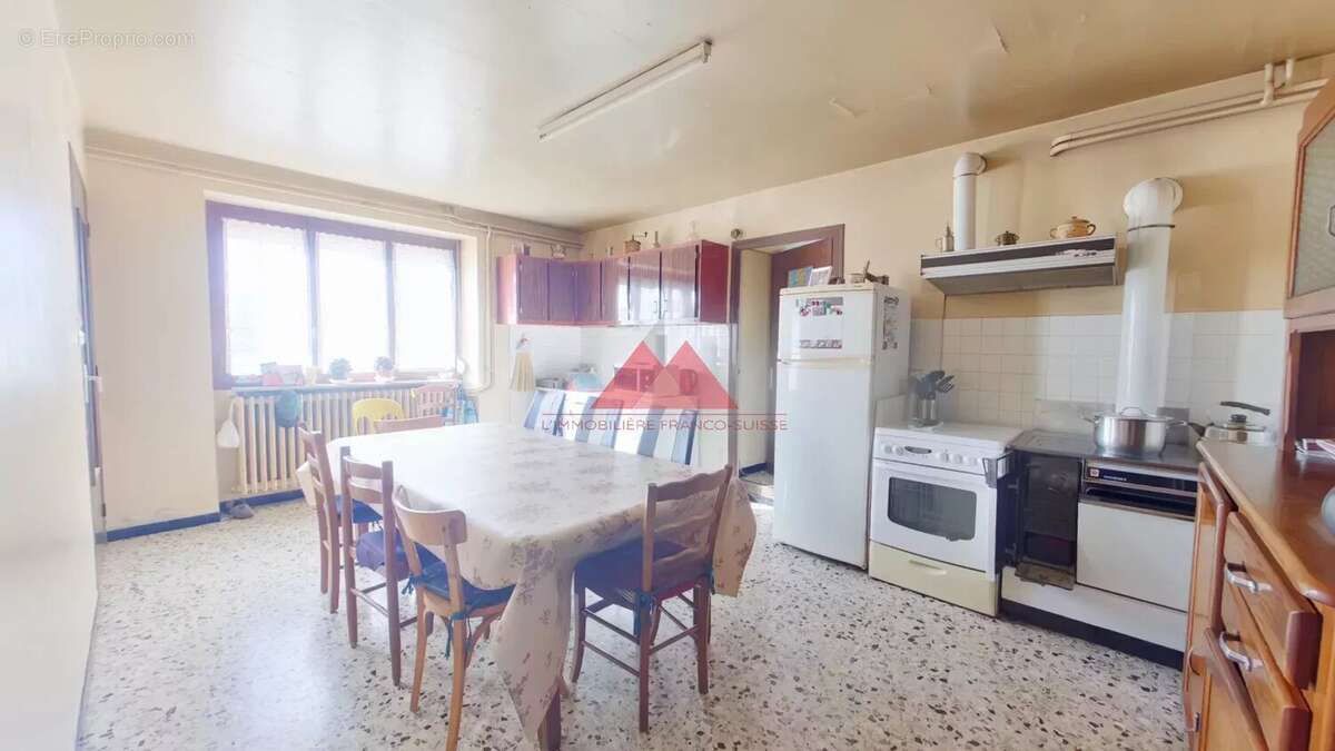 Maison à LA TOUR-DU-MEIX