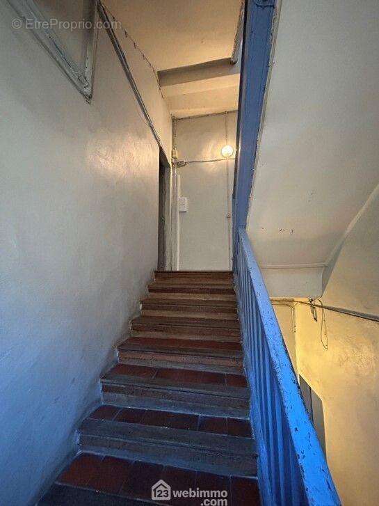 Escalier des parties communes donnant accès à l&#039;appartement - Appartement à SETE