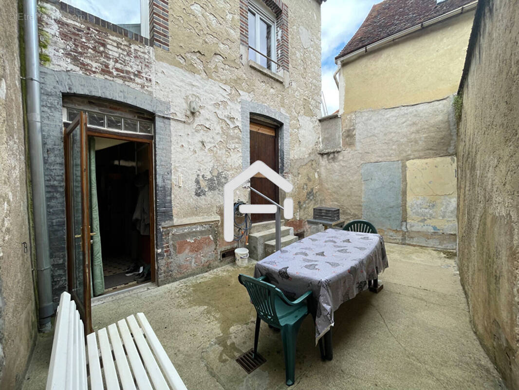 Maison à BRIENON-SUR-ARMANCON