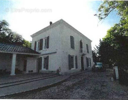 Maison à LA CHAPELLE-DE-LA-TOUR