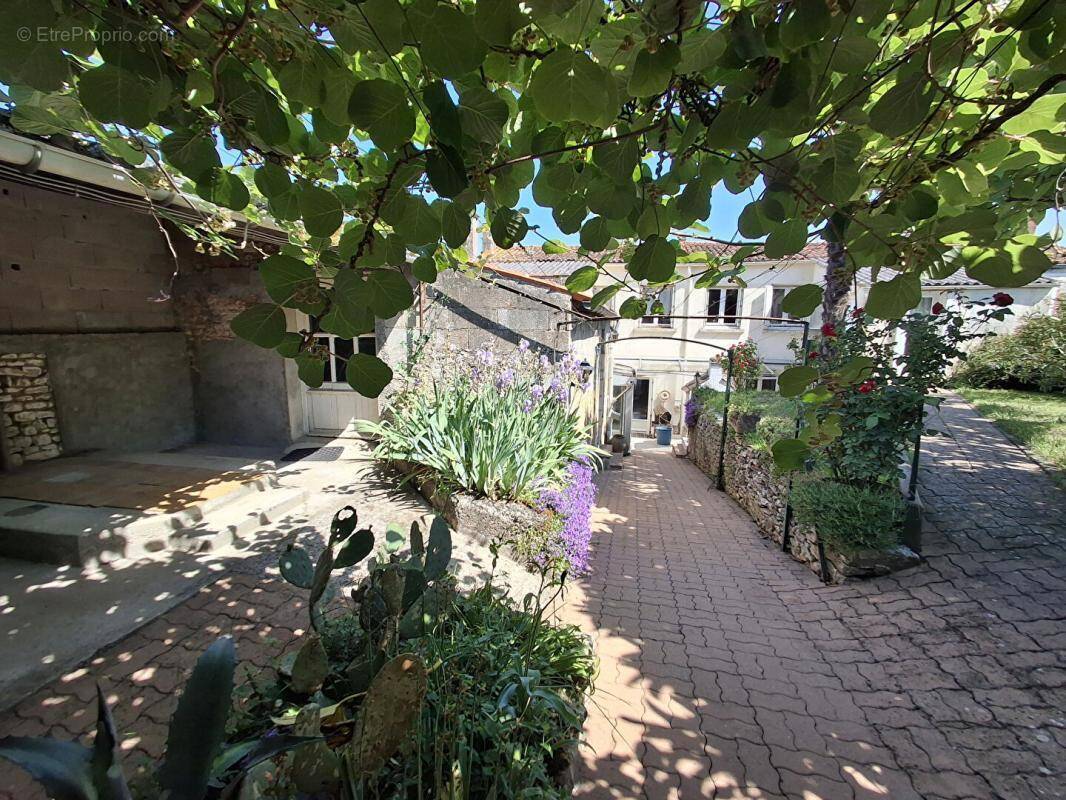 Maison à LE GUE-DE-VELLUIRE