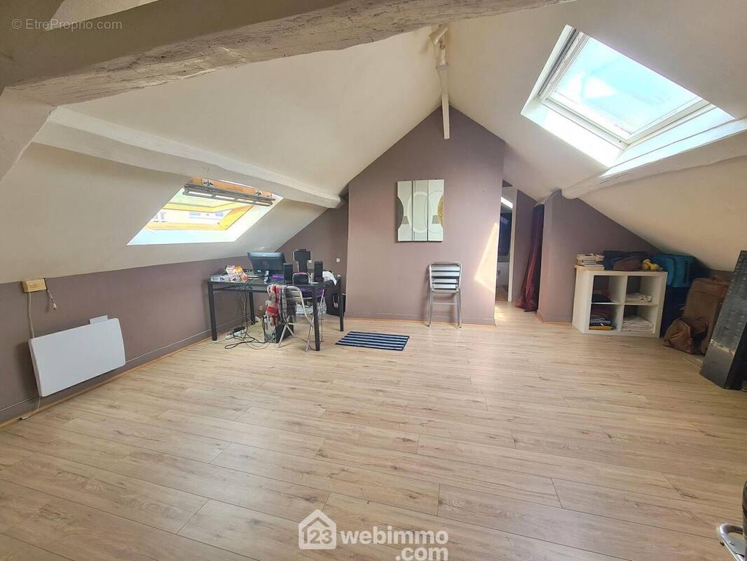 Voici le séjour....avec son espace cuisine. - Appartement à FONTAINEBLEAU
