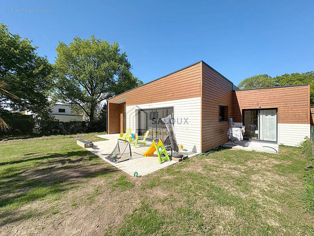 Maison à LA TRINITE-SURZUR