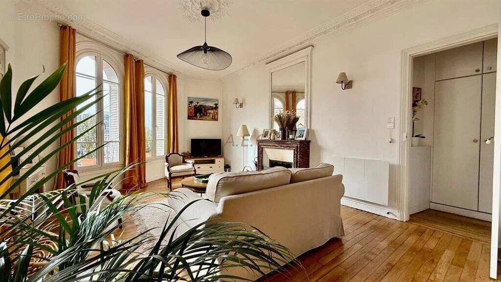 Appartement à COURBEVOIE