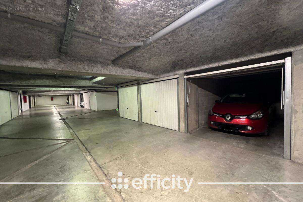 Parking à DECINES-CHARPIEU