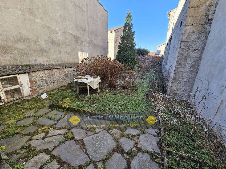 Maison à SAINT-JUST-MALMONT
