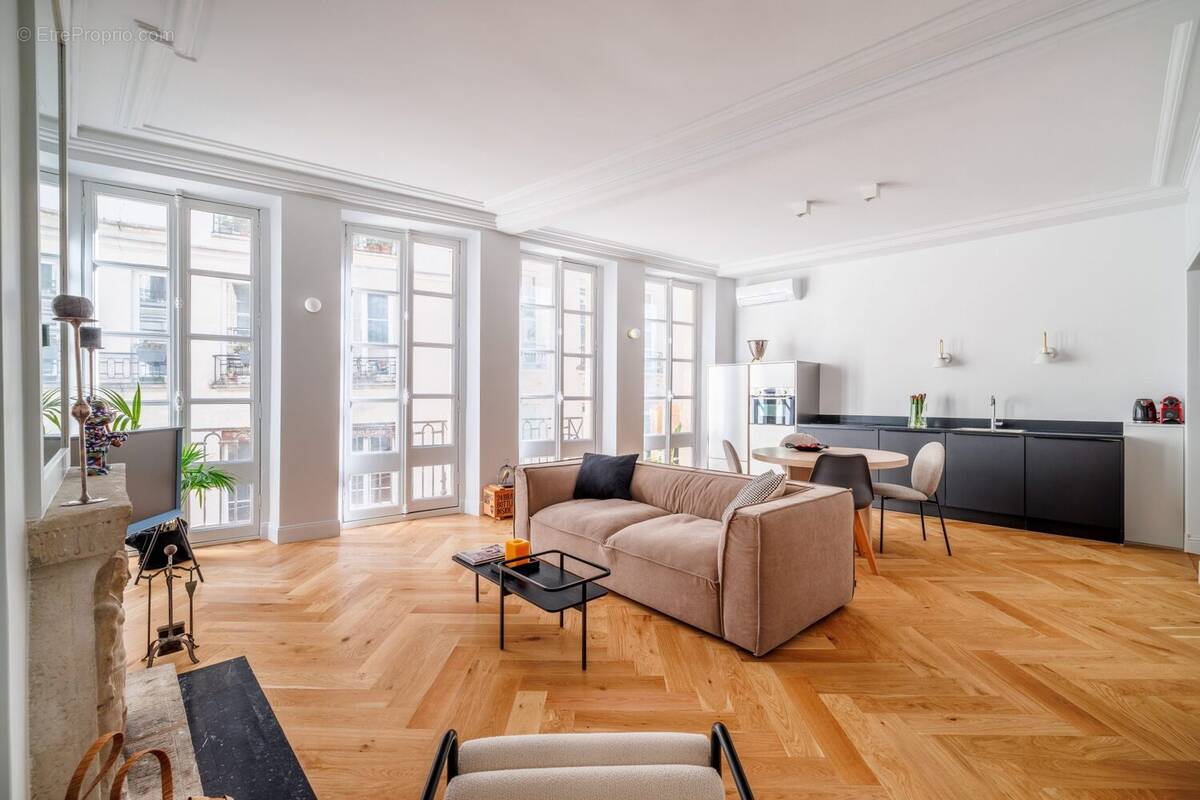 Appartement à PARIS-1E