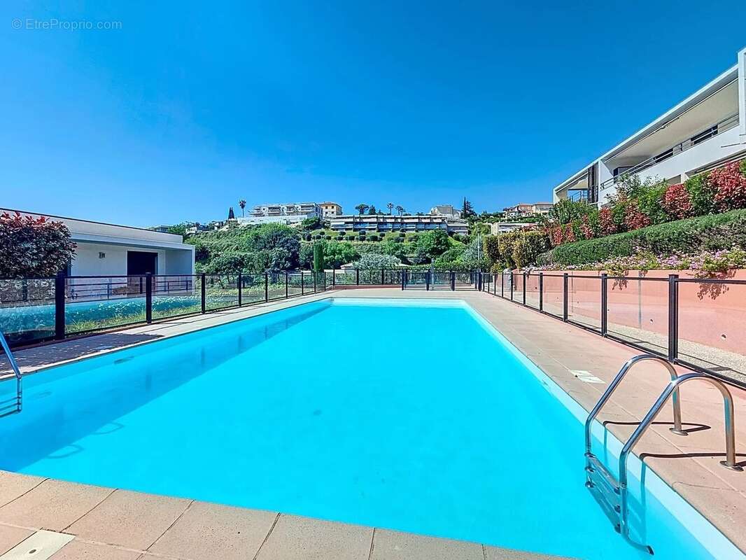 Appartement à SAINT-LAURENT-DU-VAR