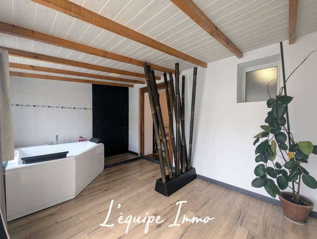 Maison à MONTAIGUT-SUR-SAVE