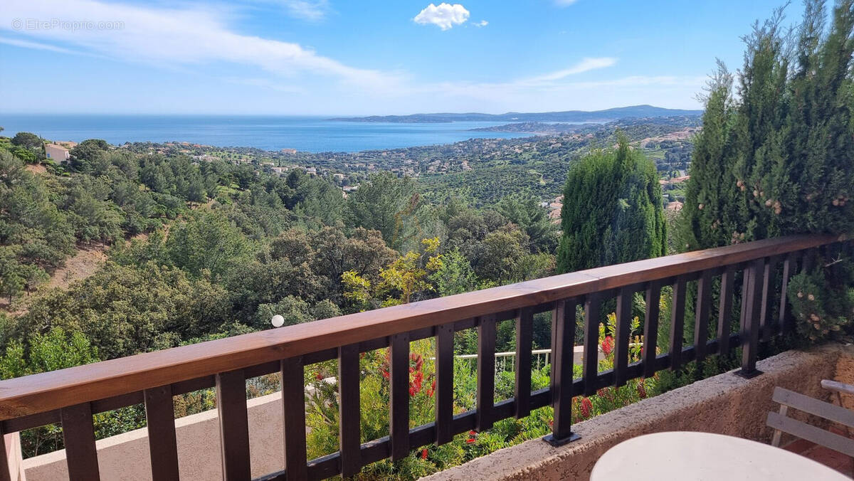 Appartement à ROQUEBRUNE-SUR-ARGENS