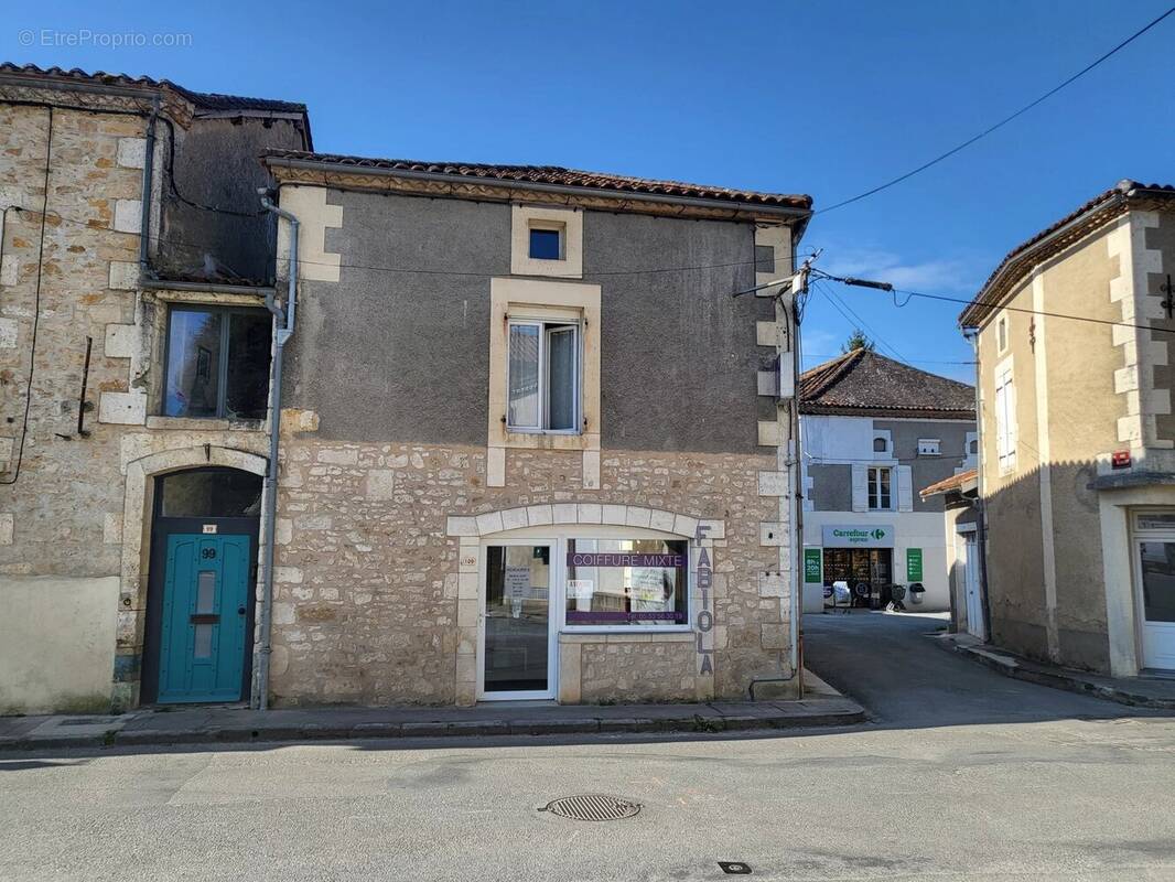 Appartement à JAVERLHAC-ET-LA-CHAPELLE-SAINT-ROBERT