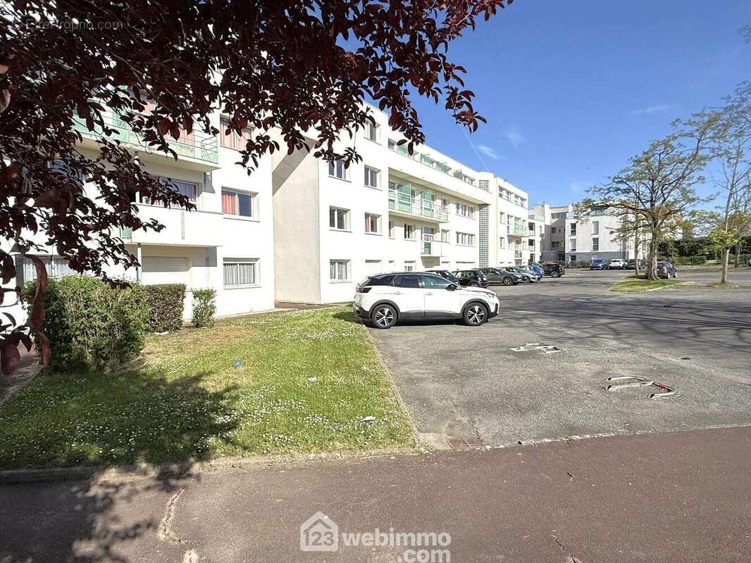 Proche du centre-ville et aux portes des Facs, T1 de 17 m2 habitables. - Appartement à POITIERS