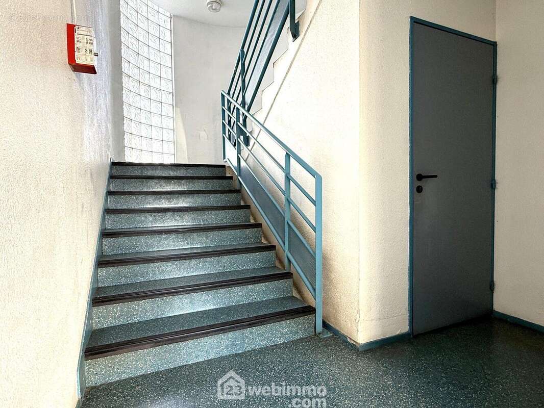 L&#039;escalier donne accès aux différents niveaux. - Appartement à POITIERS