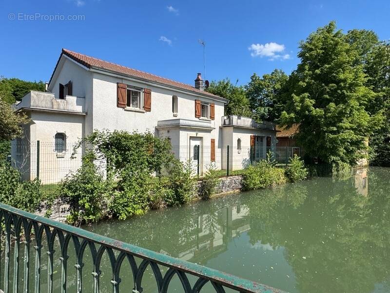 Maison à GIFFAUMONT-CHAMPAUBERT
