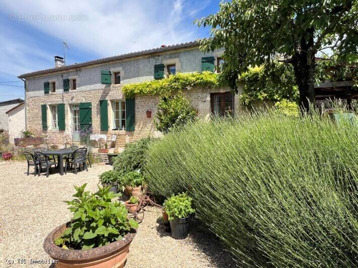 Maison à AUNAC