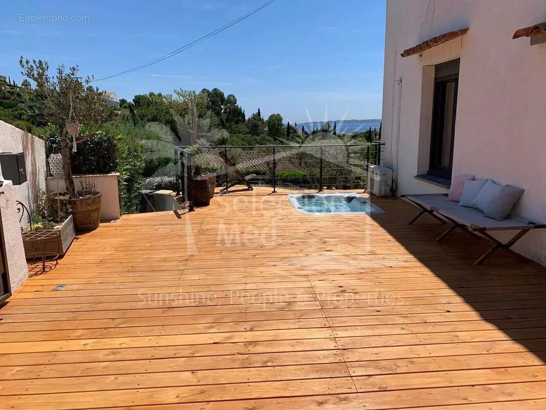 Maison à ROQUEBRUNE-SUR-ARGENS