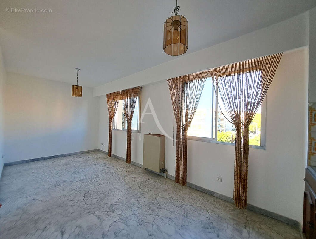 Appartement à SAINT-LAURENT-DU-VAR