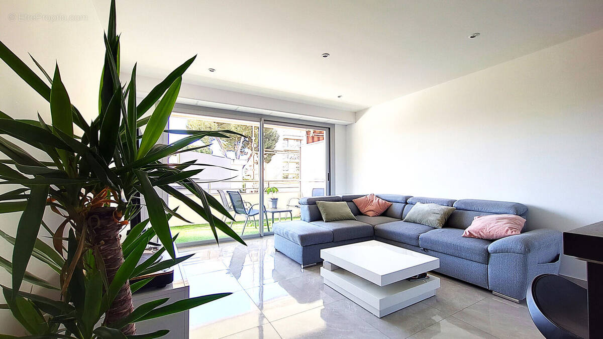 Appartement à SAINT-LAURENT-DU-VAR
