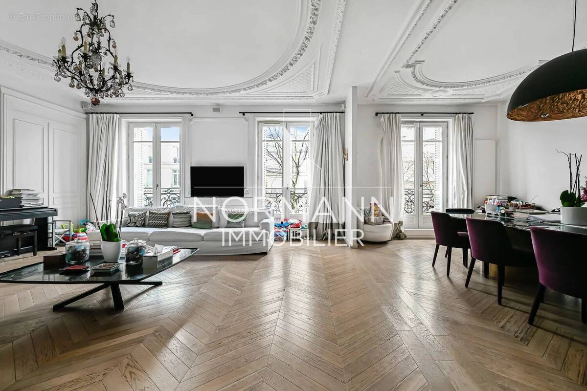 Appartement à PARIS-8E