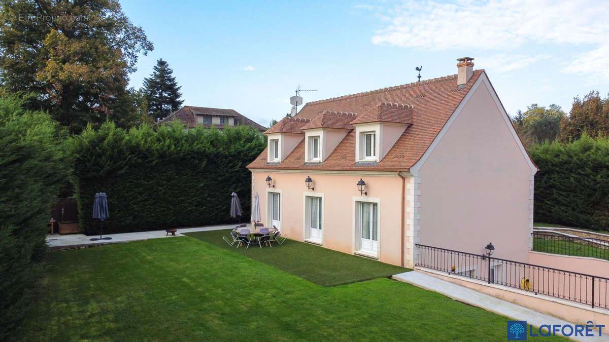 Maison à LA QUEUE-LES-YVELINES