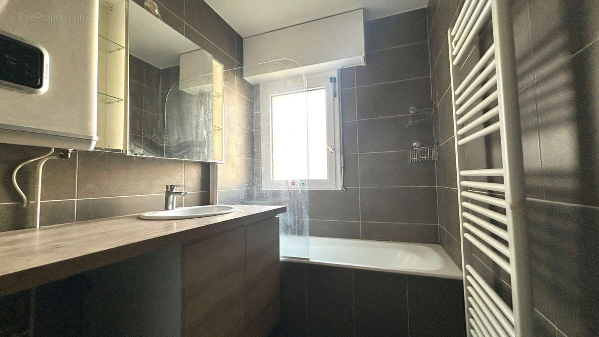 Salle de bain - Appartement à PUTEAUX