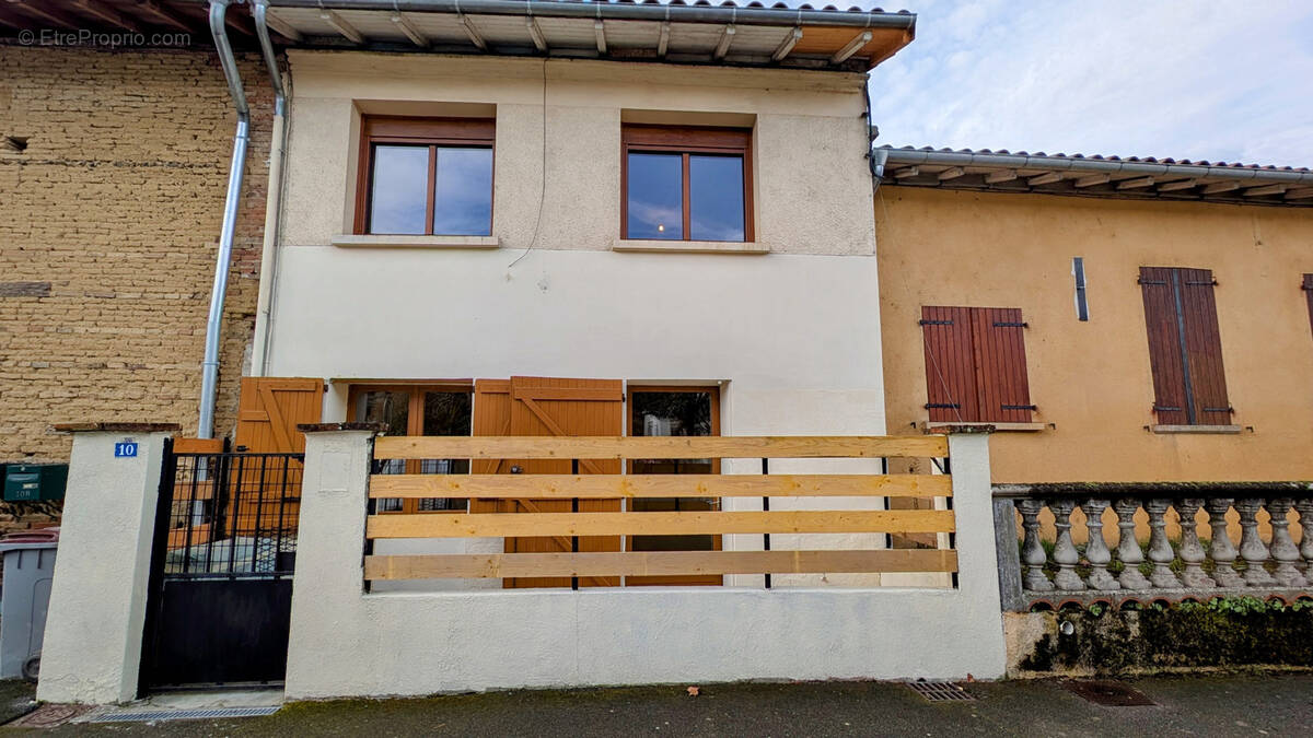 Maison à MONTAIGUT-SUR-SAVE