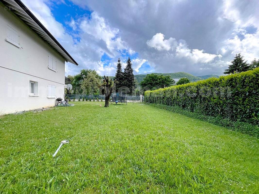 Appartement_T4_Gaillard_belle_superficie_prix_frontière_Suisse_direction_GENEVE_autoroutes_investissement_vente_vue_grand_séjour_cuisine_chambre_parentale_salle_de_bain_chambre_petit_salon_balcon_terrasse_jardin_ - Appartement à GAILLARD
