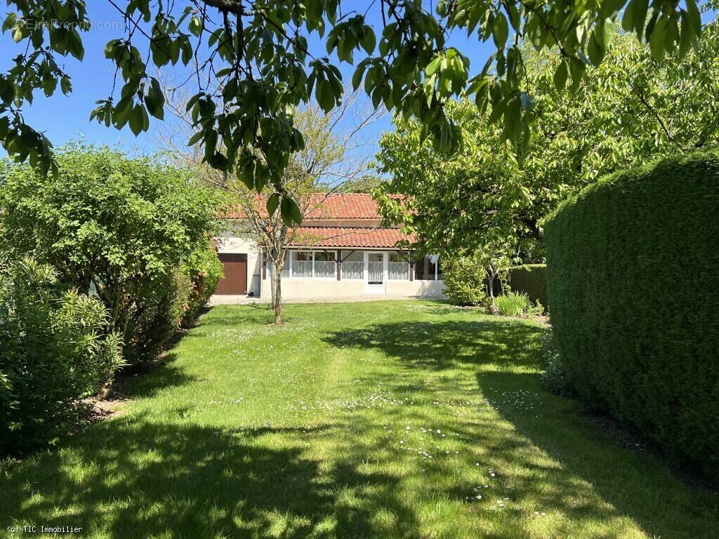 Maison à CHEF-BOUTONNE