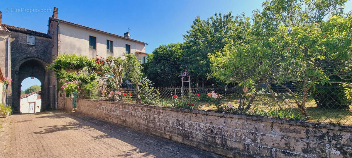 Maison à CONFOLENS